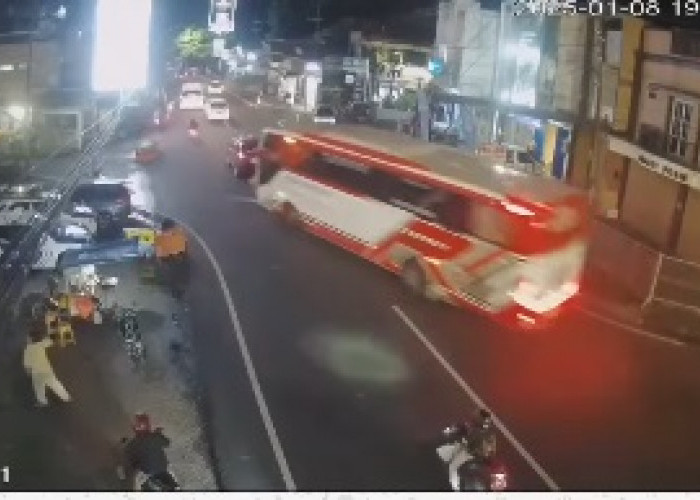 Terekam CCTV, Video Menakutkan Saat Bus Pariwisata Alami Rem Blong dan Tewaskan 4 Orang di Batu Town Square  