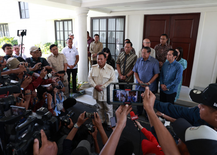Sowan ke SBY, Prabowo Disambut Ratusan Warga di Pacitan