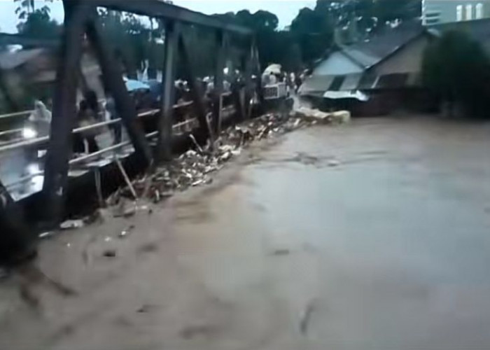 Banjir Terjang Kota Bandar Lampung: 1 Orang Tewas, Jalinsum Lumpuh 