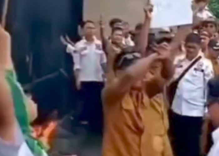 Demo Apdesi Ricuh di Depan Gedung DPR, Massa Siapkan 30 Ban Bekas untuk Dibakar 