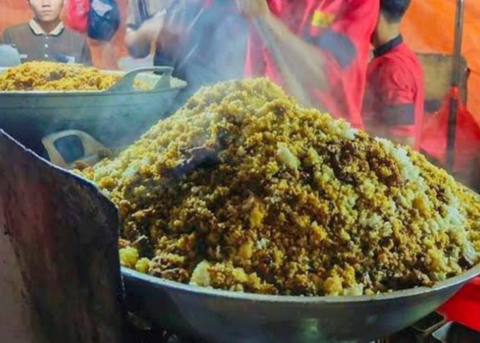 Weekend, Makan Nasi Goreng Gerobakan Hits di Jakarta, Ada yang Pakai Bistik Juga Loh