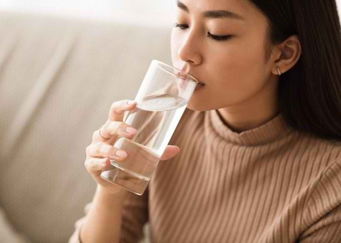 4 Manfaat Minum Air Putih saat Perut Kosong