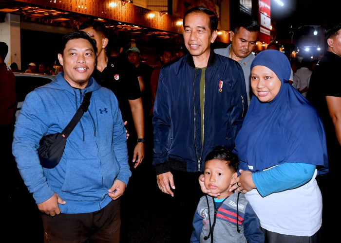 Malam Tahun Baru, Jokowi Beri Surprise ke Pedagang dan Pengunjung Pasar Pon di Surakarta