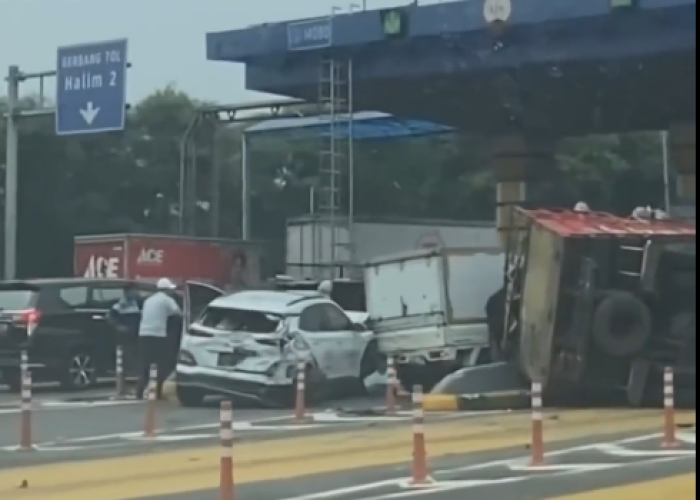 Kecelakaan di GT Halim Arah Bekasi, 7 Kendaraan Ringsek 3 Gardu Ditutup