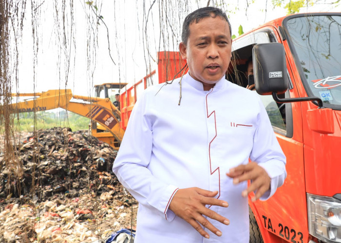 Plt. Wali Kota Bekasi Bersama DLH Lakukan Pembersihan Tempat Pembuangan Sampah Liar