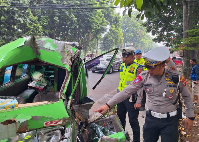 Truk Sampah Terparkir Ditabrak Angkot di Jalan Sudirman Kota Bogor, 2 Orang Jadi Korbannya 