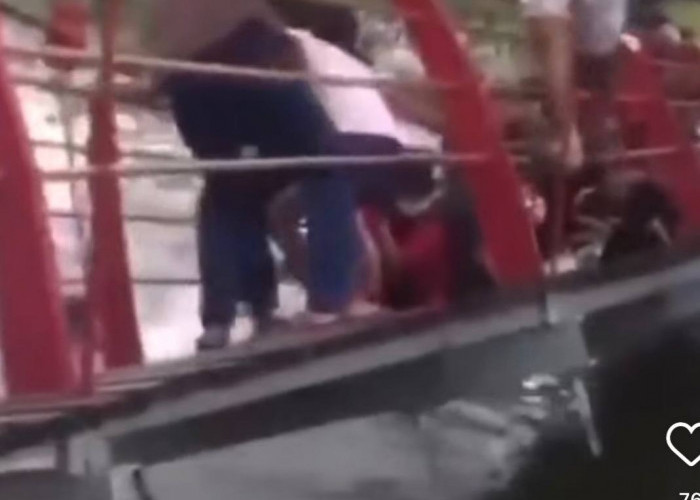 Detik-detik Jembatan Taman Cadika Medan Ambruk, Puluhan Orang Tercebur ke Danau Termasuk Ibu Gendong Bayi