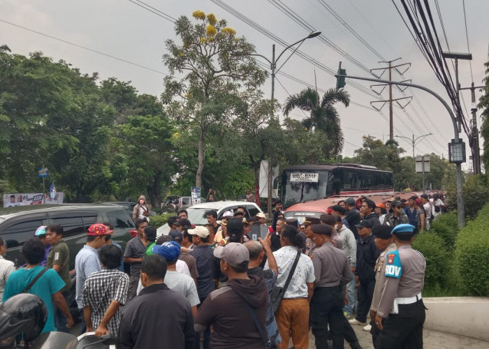 Tuntut Biskita Stop Operasi, Sopir Angkot Geruduk DPRD Kota Bekasi Janji Blokir Jalan