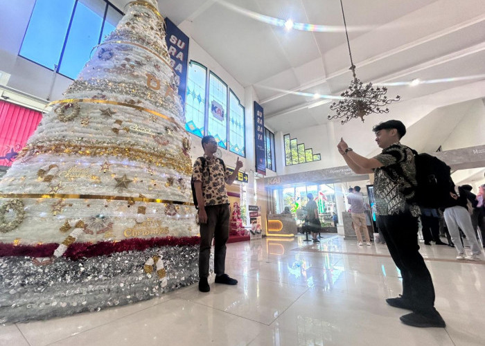 Santa Coming to Town! KAI Daop 8 Surabaya Hadirkan Pohon Natal Tertinggi