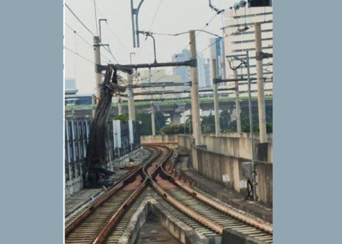 Mengerikan, Begini Detik-Detik Muatan Crane Hutama Karya Proyek Kejagung Jatuh Menimpa MRT 