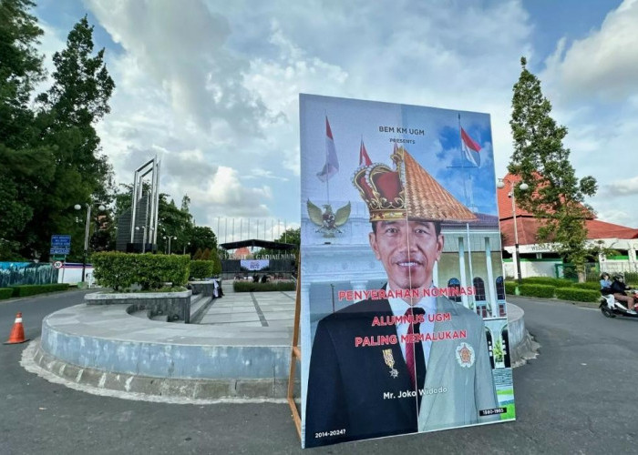Baliho Bertuliskan 'Jokowi Alumnus Paling Memalukan' Terpasang di Bundaran UGM Yogyakarta