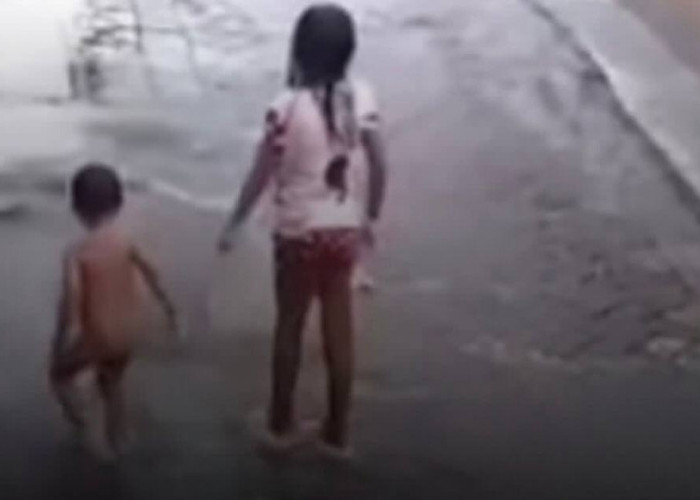 Viral, Video Detik-detik Balita 3,5 Tahun Hilang Masuk ke Dalam Selokan saat Mandi Hujan  