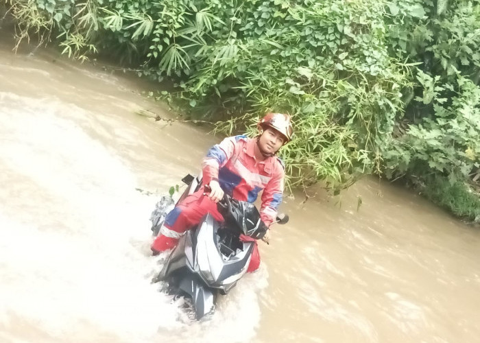 Damkar Evakuasi Motor yang Tercebur ke Sungai Cipakancilan Bogor, Begini Kronologinya