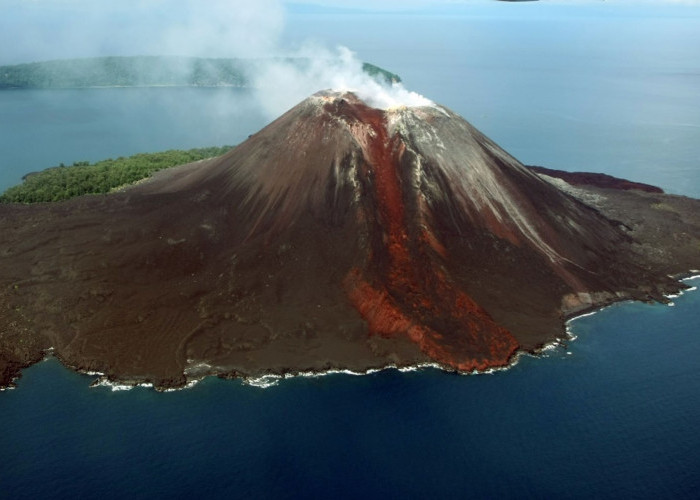 Wisata Pulau Krakatau, Petualangan Menegangkan di Tengah Keindahan Vulkanik