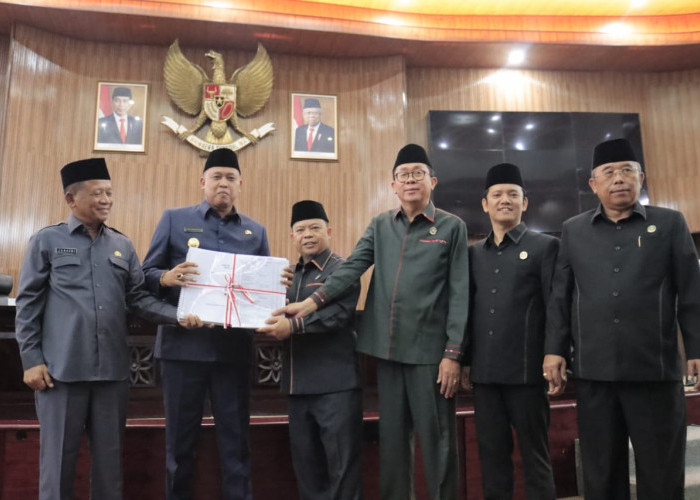 Plt. Wali Kota Bekasi Hadiri Rapat Paripurna DPRD