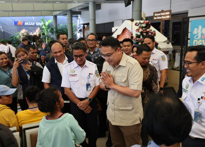 Wamenkomdigi Angga Prabowo Kunjungi Stasiun Senen, Warga Ramai Ingin Foto Bersama