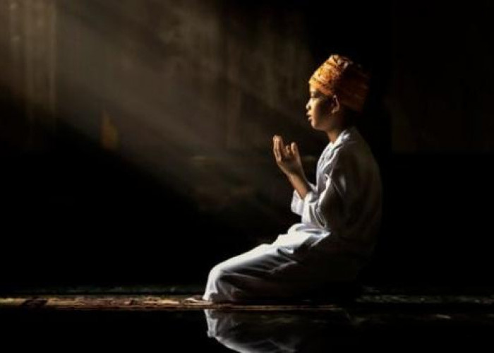 10 Adab saat Berdoa di dalam Islam Sesuai Petunjuk Rasulullah SAW, Apa Saja?
