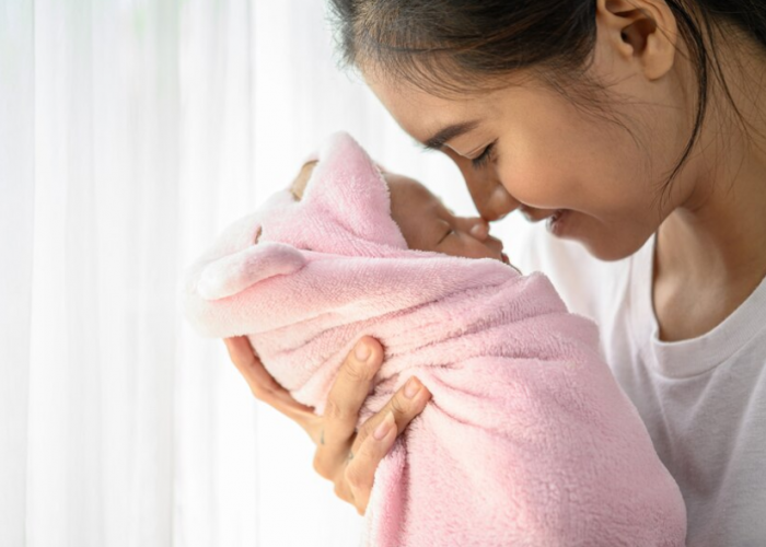 9 Arti Mimpi Menggendong Bayi, Pertanda Baik atau Buruk?
