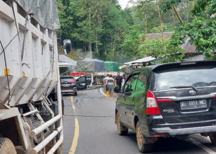2 Tiang Listrik di Lampung Roboh, Lalu Lintas Tersendat
