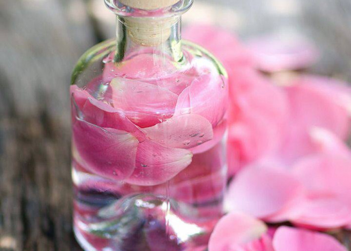 8 Manfaat Air Mawar yang Bagus untuk Kesehatan Kulit Wajah Jika Dipakai Secara Rutin