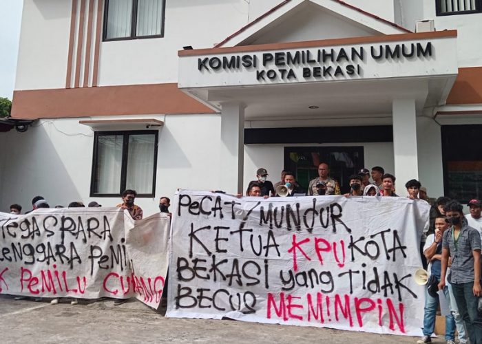 Kecurangan Pemilu 2024, Mahasiswa Protes di KPU Kota Bekasi Tuntut 3 Hal Ini