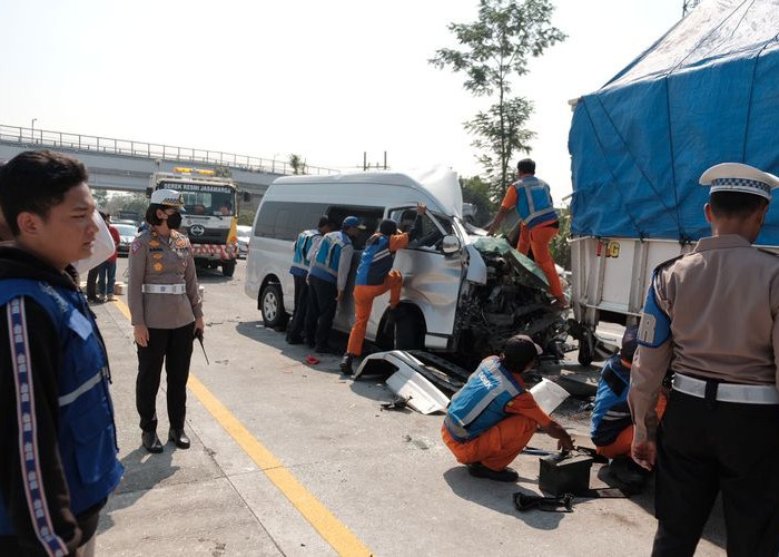 Viral! Mobil Box Hajar Truk Tronton di Tol Pandaan-Malang, Telan 1 Korban Jiwa