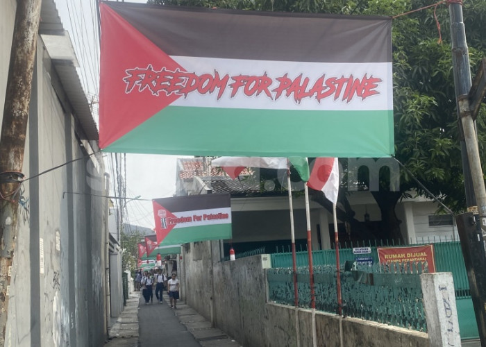 Satu Kampung di Palmerah Barat Kompak Pasang Bendera Palestina, Kutuk Serangan Israel ke RS Indonesia di Gaza