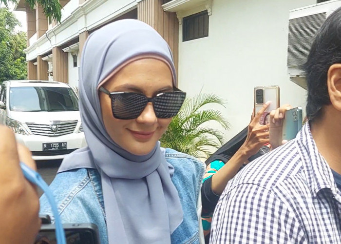 Paula Verhoeven Datangi Rumah Duka Ayahanda Baim Wong