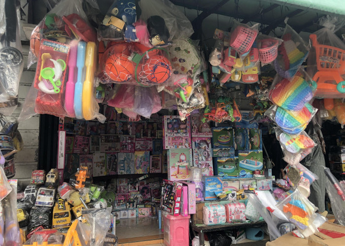 Pesona Pasar Gembrong Usai Lebaran, Lokasi Anak-anak Berburu Mainan yang Murah Meriah