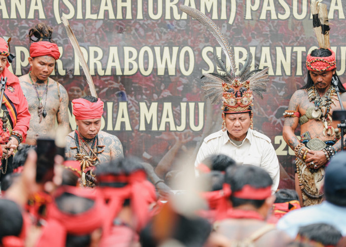 Disambut Masyarakat Dayak, Prabowo Sampaikan Terimakasih ke Panglima Jilah: Saya Merasa Terhormat!