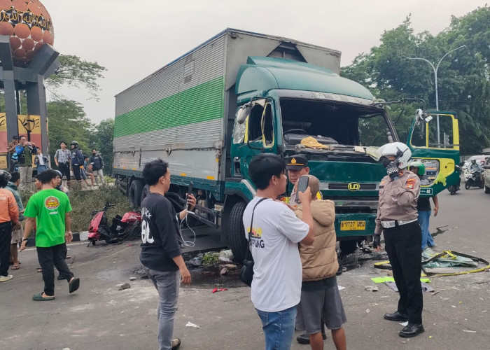 Ugal-Ugalan, Video Truk Tabrak Sejumlah Kendaraan di Cipondoh Tangerang, 3 Orang Jadi Korban, Sopir Terkapar