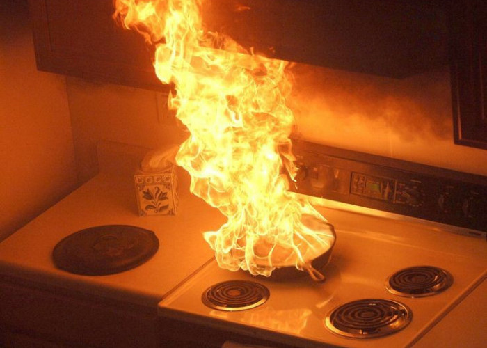 Jangan Panik Dulu! Ini 7 Cara Padamkan Kebakaran Ringan di Dapur Rumah