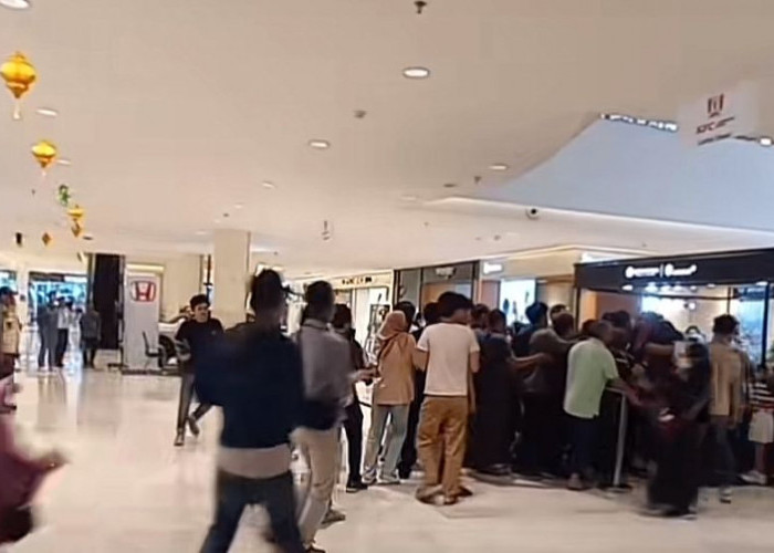 Viral! Warga Rebutan Antre Beli Emas Antam di Mall Cibinong City 