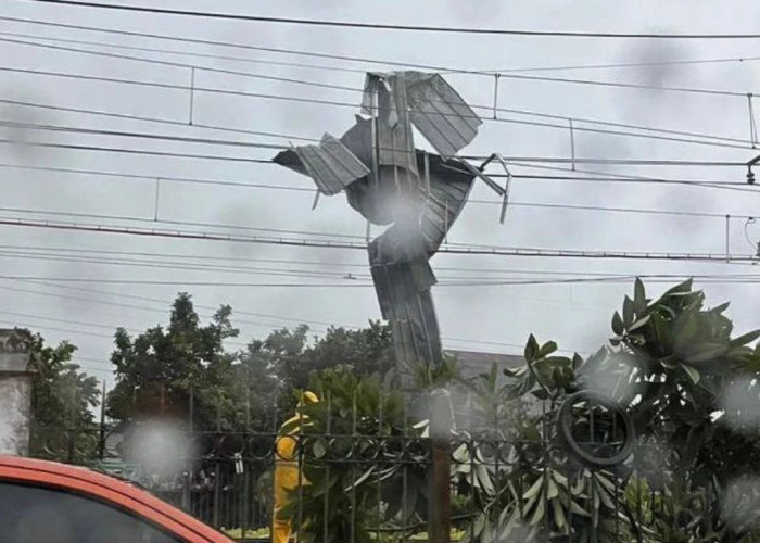 Seng Atap Rumah Nyangkut di Kabel Listrik Stasiun Citayam, 20 Perjalanan KRL Commuter Line Terhambat