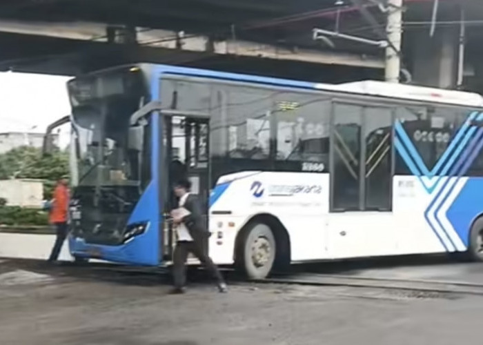 Ngeri! TransJakarta Nyaris Tertabrak Kereta di Grogol, KAI Keluarkan Imbauan