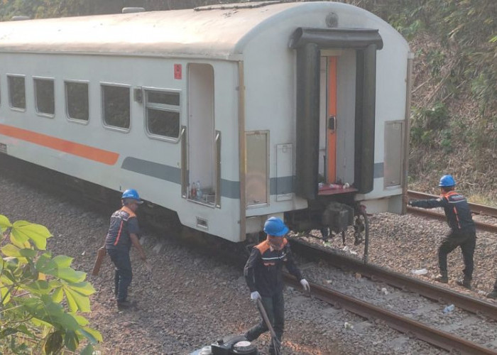 Kereta Commuter Line Walahar Relasi Purwakarta-Cikarang Anjlok, Ini Deretan KA yang Alami Keterlambatan 