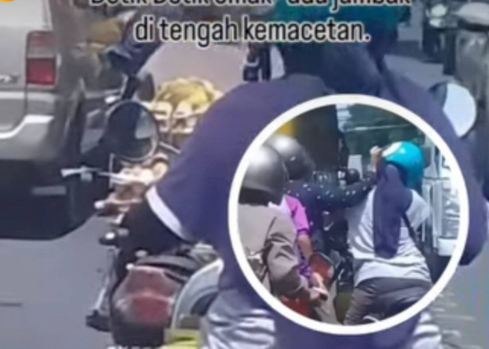 Viral! 2 Emak-emak Saling Jambak di Tengah Jalan, Diduga Tak Terima Disalip