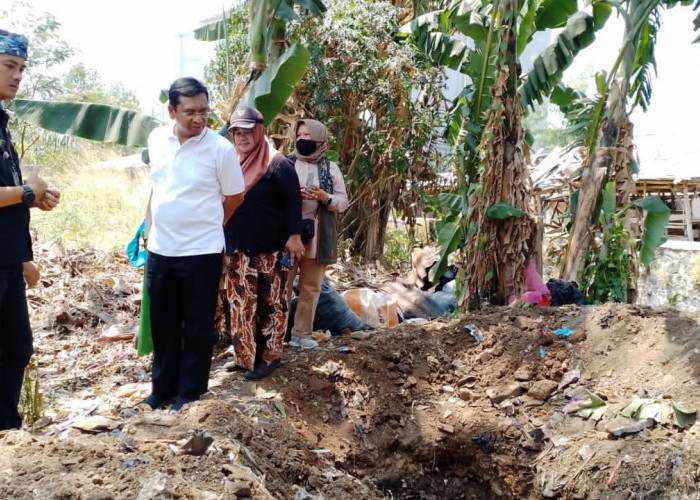 Ketua DPRD Kota Bandung Tedy Rusmawan Tinjau Pengelolaan Sampah Warga RT 04 RW 09 Kelurahan Sukamiskin