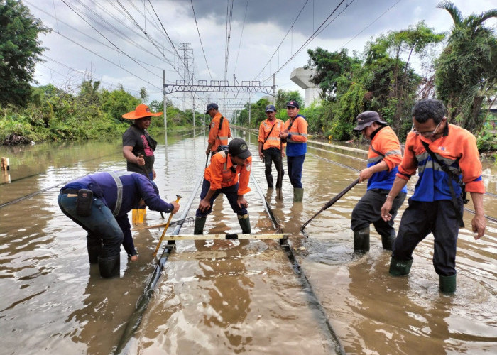 Rel Terendam Banjir Rob, PT KAI Bongkar Trotoar Jalur Jakarta Kota - Tanjung Priok