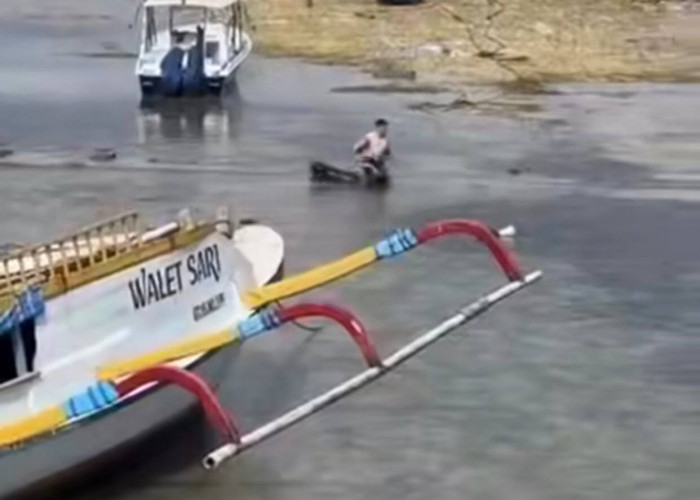 Diluar Nalar! Aksi Bule Nekat Bawa Motor ke Tengah Laut Buat Nyebrang dari Nusa Lembongan ke Nusa Ceningan 