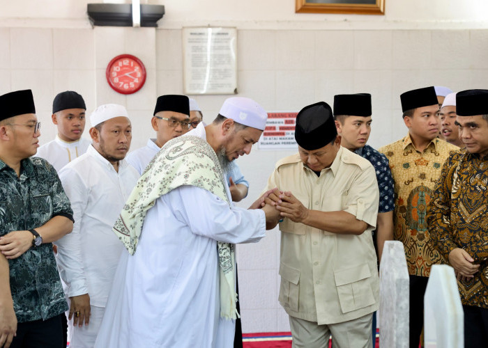 Ziarah ke Makam Habib Ali Kwitang, Prabowo Ungkap Hubungan Kekerabatan Keluarga