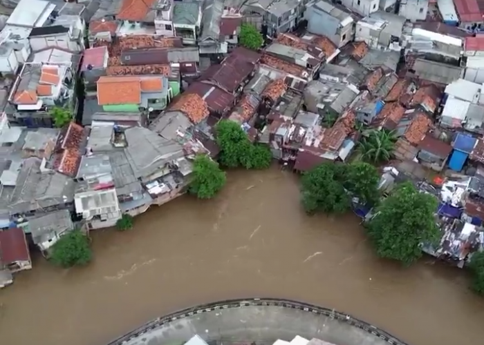 Banjir Setinggi 2 Meter Mengepung Pemukiman Warga di Kampung Melayu, Kiriman dari Bogor dan Depok