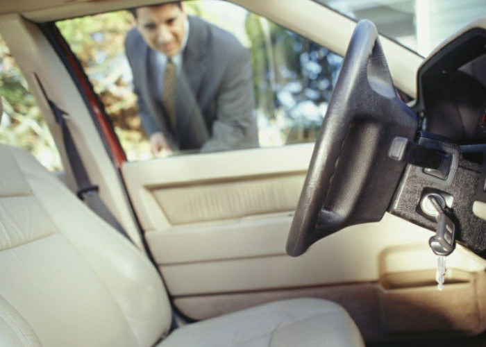 Trik Sederhana Cara Ambil Kunci yang Tertinggal di Dalam Mobil