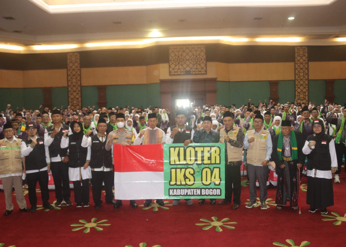 Pj. Bupati Bogor Lepas Keberangkatan 432 Calon Jemaah Haji Kloter 04 JKS Menuju Tanah Suci 