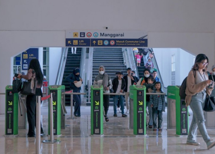 Terlihat di Stasiun Manggarai, Jumlah Penumpang KA Bandara Soetta Meningkat Jelang Libur Nataru