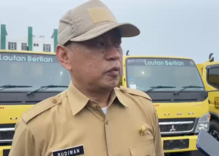 Cegah Banjir! DLH Kota Bandar Lampung Siagakan 60 Personel untuk Keruk Lumpur dari Tumpukan Sampah