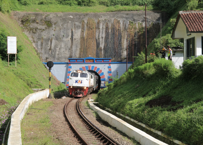 5 Terowongan Kereta Api Terpanjang di Indonesia, Sasaksaat hingga Lampegan 