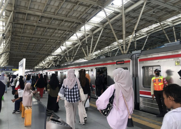 KAI Commuter Layani 257 Ribu Penumpang pada Momen Hari Libur Pilkada 2024 