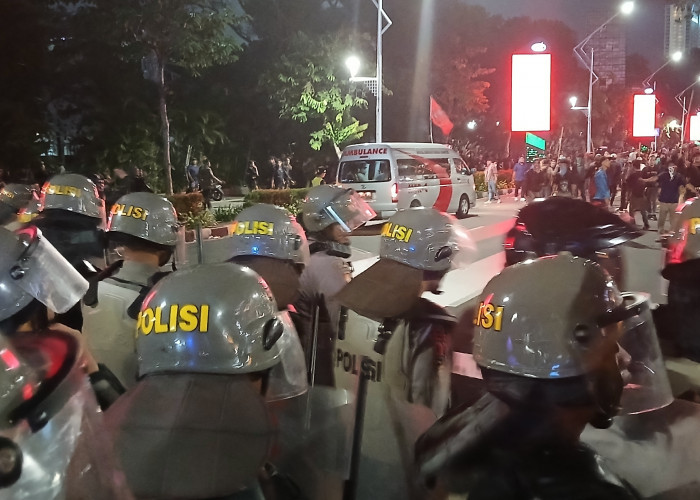 Ricuh! 12 Personel Polres Jakpus Jadi Korban Bentrokan Pendemo di Gedung DPR RI