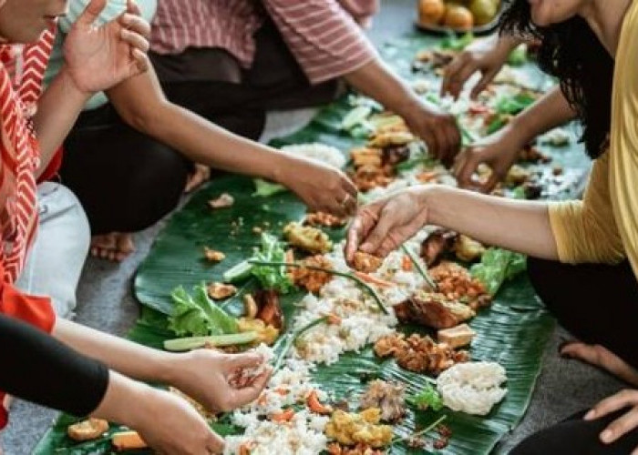 7 Kebiasaan Unik Orang Indonesia saat Makan: Tradisi yang Selalu Dirindukan